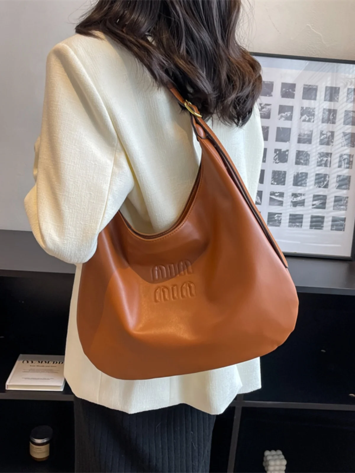 The new simple ladies large-capacity tote bag, light luxury, high-end commuter one-shoulder portable messenger bag, underarm bag