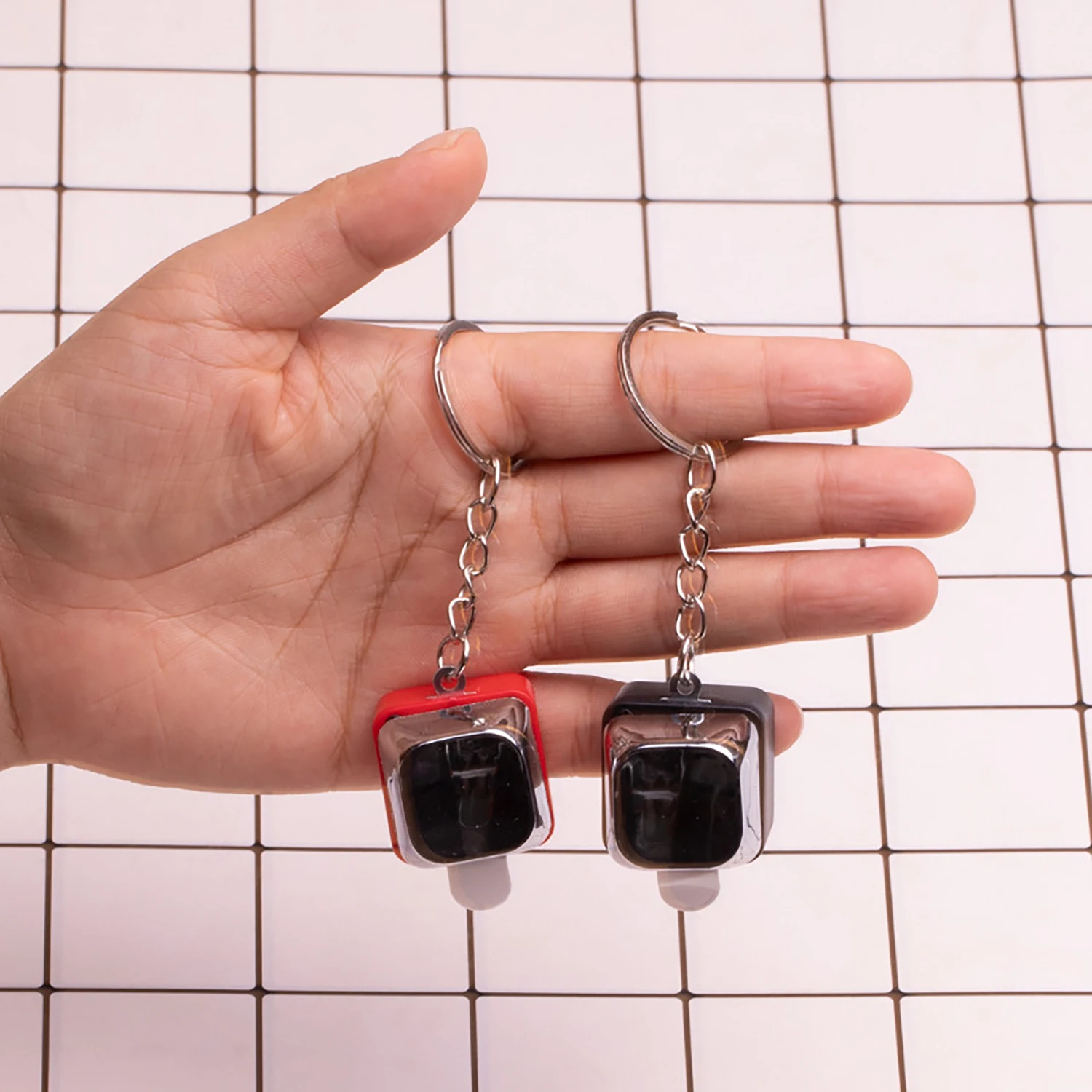 لعبة مزحة الزر الكهربائي محاكاة ساخرة للصدمات الكهربائية قطعة أثرية مع سلسلة مفاتيح زر كهربائي قلادة مزحة هدية صغيرة