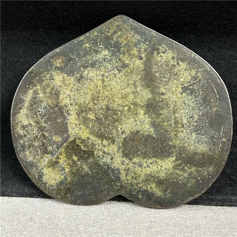 Bronze handicrafts in the Han Dynasty are exquisite, green rust gilt bronze mirrors, peach hearts, auspicious birds, mellow