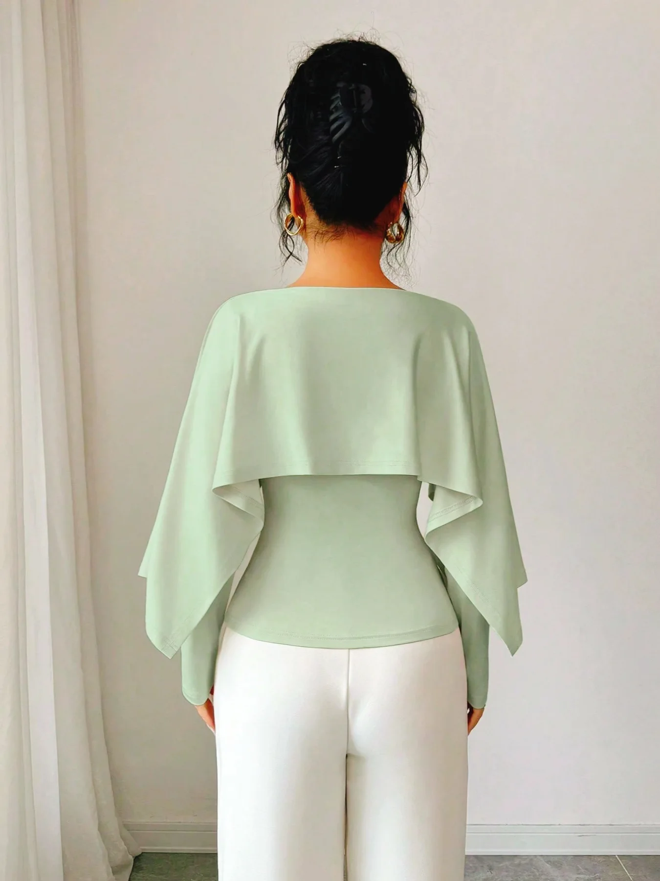 Elegante, schlanke, einfarbige Cape-Bluse für Damen, langärmelig, zweiteilig aussehend, figurbetont, schick, für Büro, Abend, Party, Dating, Alltag. – Detail 13