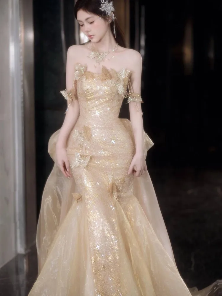A light luxury and niche host dress with golden fishtail for toasting