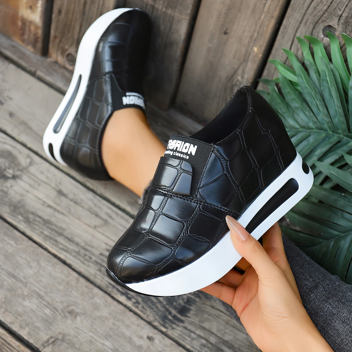 Damen Komfort-Sneaker mit Krokodilmuster, Slip-On, Keilabsatz, Plateau, Luftpolster, Alltagsschuhe – Detail 5