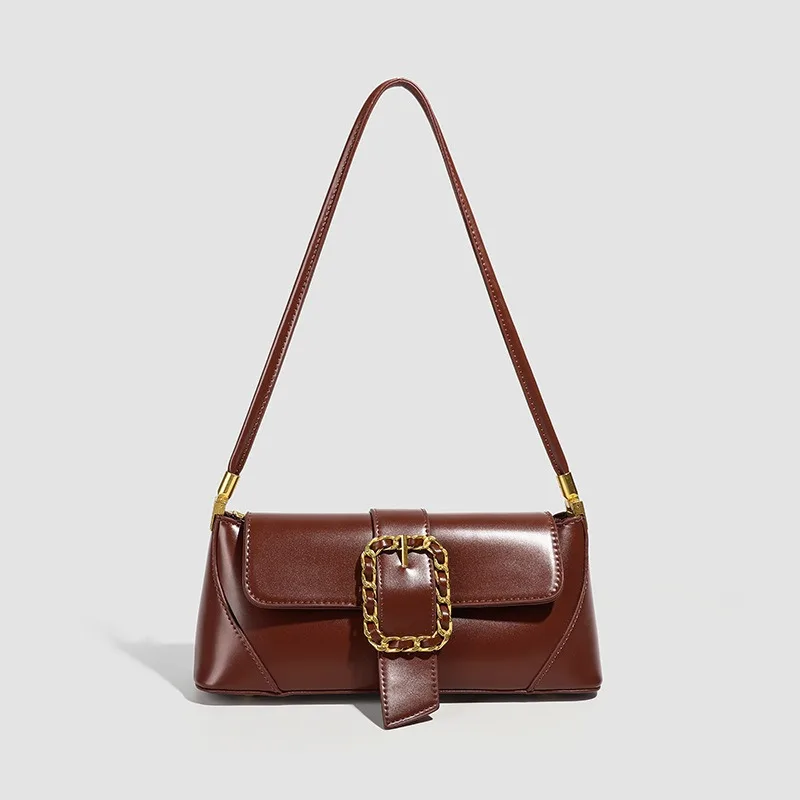 

Бордовая кожаная сумка через плечо с золотой цепочкой и пряжкой, тонкий ремешок, гладкая глянцевая текстура, женская сумка для вечерних выходов, свиданий и повседневного использования.