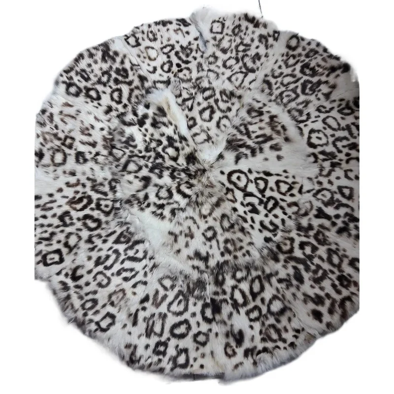 Leopard print rabbit fur carpet steps on feet in the morning and stops before going to bed to enhance the warmth of home