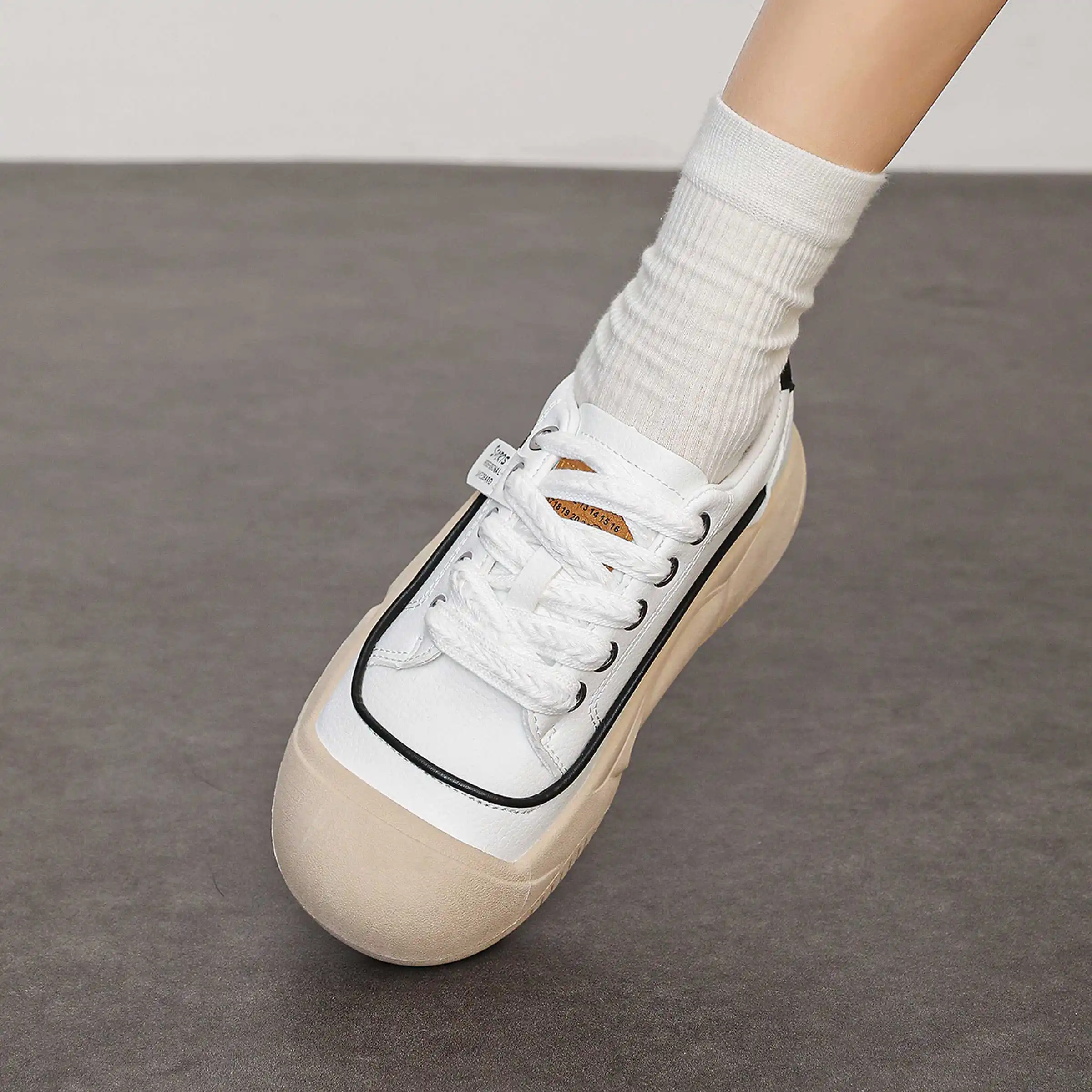 New Fashion Trend Casual Women's Shoes Thick Soles Increased Comfortable Flat Small White Shoes Outdoor Casual Sports Shoes