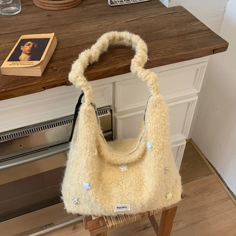 

Relaxed large capacity fluffy bag for women2026New casual Commuter Single Shoulder Crossbody Bag Furry Tote Bag