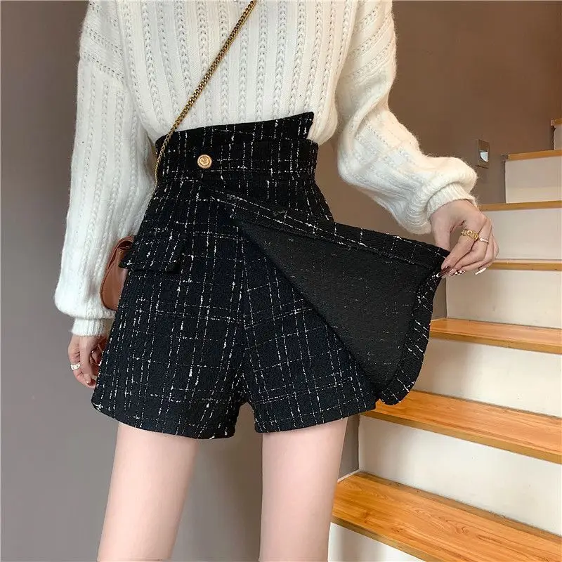 Mode Reiß verschluss Knopf gespleißt Plaid unregelmäßige Shorts weibliche Kleidung 2024 Herbst Winter neue lose hohe Taille asymmetrische Shorts