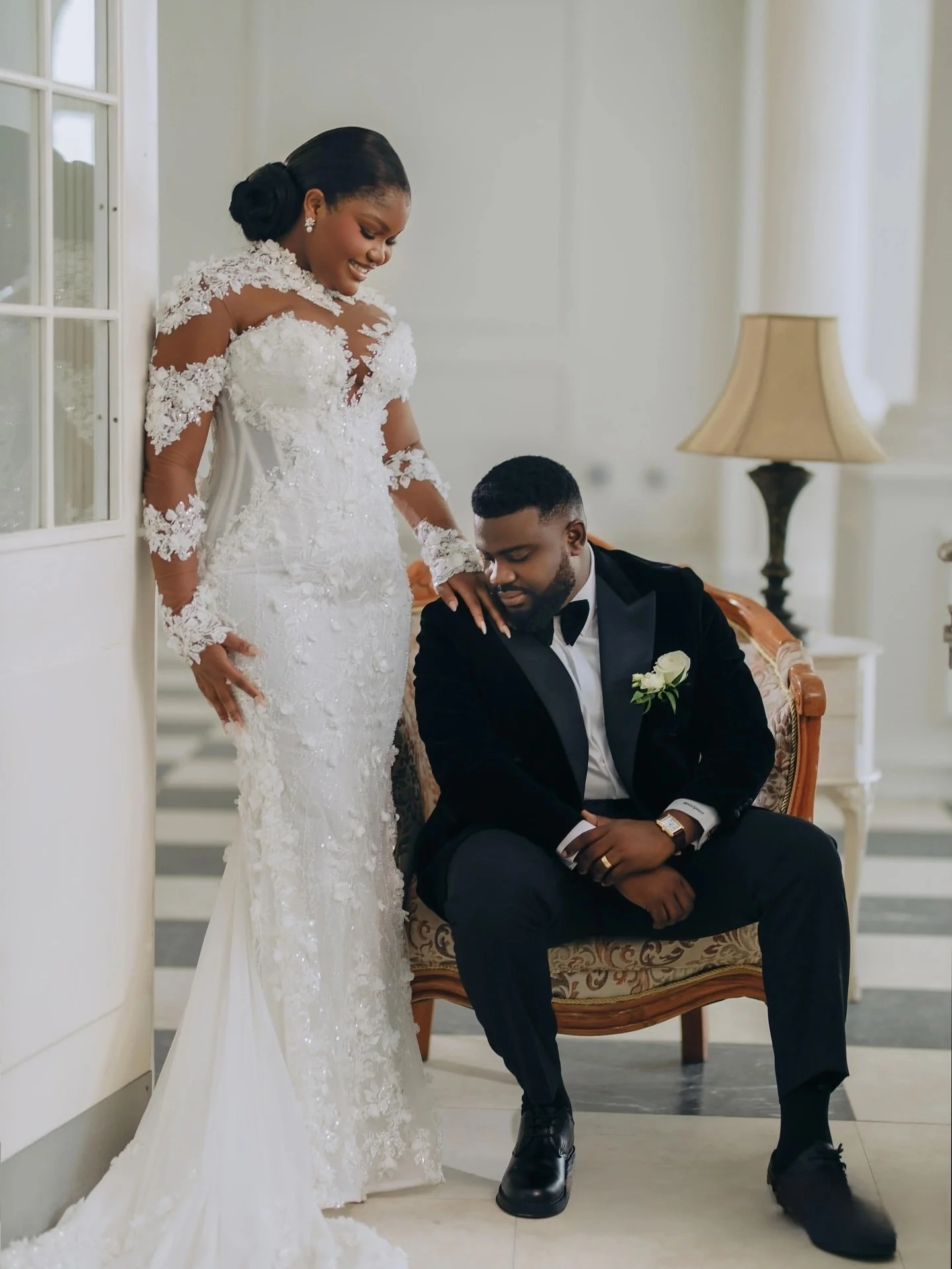 ชุดแต่งงานแบบสั่งตัด คอสูง ประดับลูกปัดและงานปัก 3 มิติ ระยิบระยับ พร้อมชายกระโปรงยาวแบบสวีปเทรน หรูหรา แขนยาวเต็มตัว