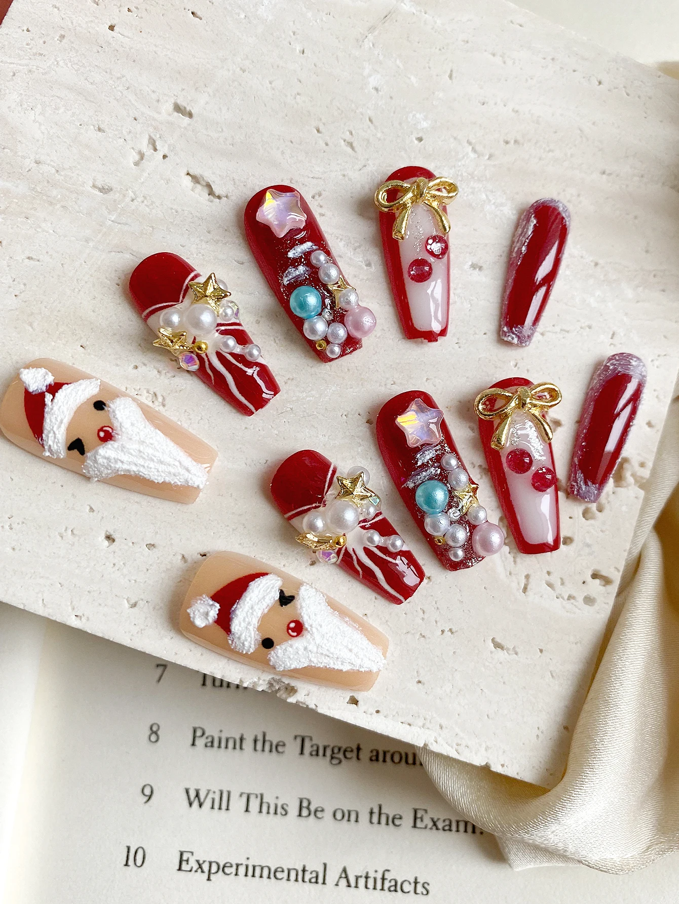 Christmas 10-Piece Set of Santa Claus 3D Accessories, Medium-Length Trapezoidal Nails, Rich Retro Red Base Color, Full of Festive Atmosphere, Classic Red and Gold Color Scheme, Full of Christmas Vibes