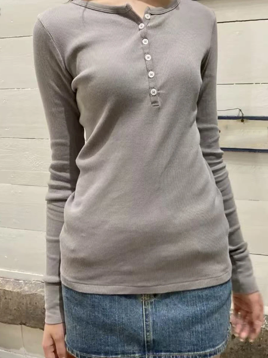 

Однотонная простая тонкая футболка с шестью пуговицами, женские хлопковые футболки с круглым вырезом и длинными рукавами, осенние новые винтажные базовые топы в консервативном стиле