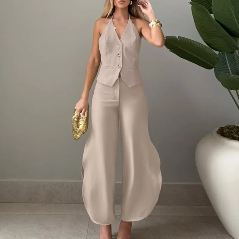 

Новый простой однотонный комплект из двух предметов: женский летний топ без рукавов с V-образным вырезом и завязками на шее, а также облегающие брюки с разрезами.