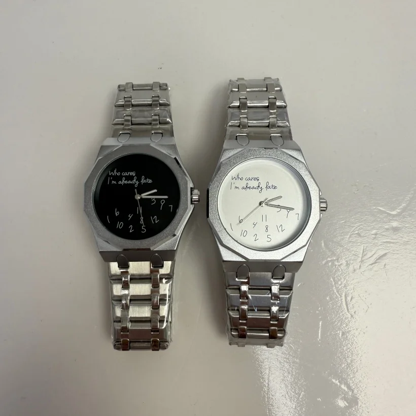 Overzicht van de humoristische wijzerplaat van het modehorloge voor heren