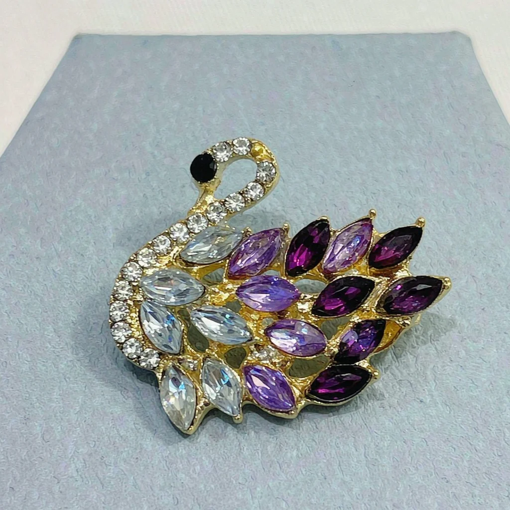 New Versatile Anti-Exposure Brooch, High-End Stylish Brooch, European Retro Ins Pin, Silk Clip, Wedding Guest Brooch, Personalized Fashion, French Niche Accessory, Collar Pin, Scarf Clip, Shoe Metal Badge, High-Value Bag Accessory, Anti-Exposure Accessory, Badge Brooch