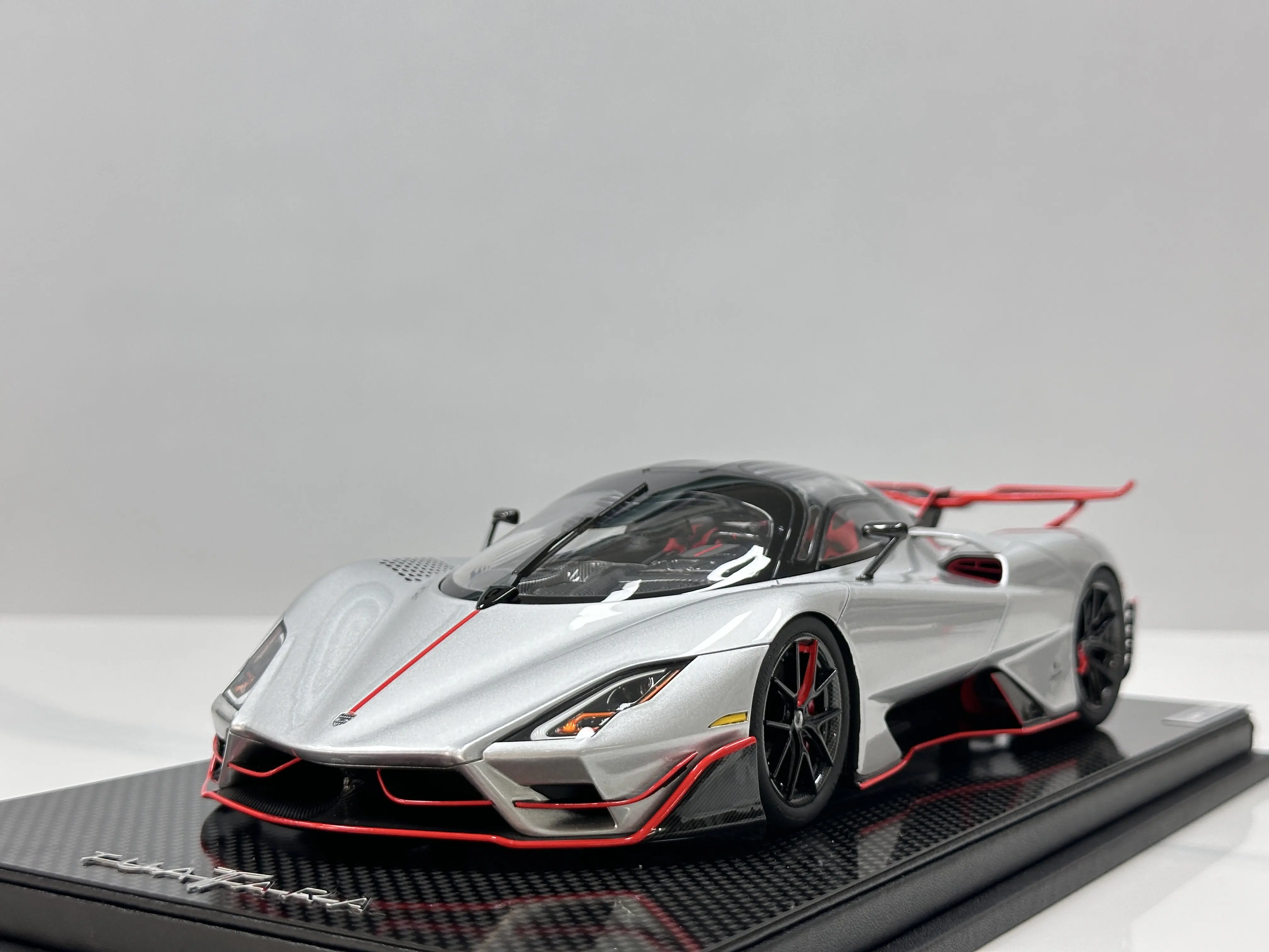 FrontiArt 1:18 SSC Tuatara Striker Silver/Green Simulation Limited Edition Resin Metal Static Car Model Toy Gift