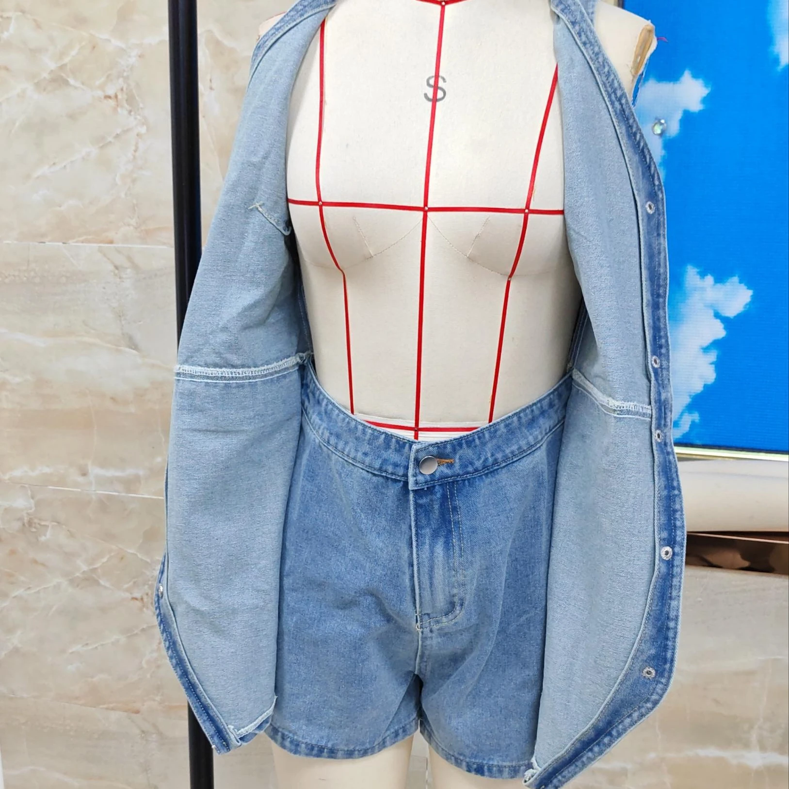 

Женский стильный джинсовый комбинезон-шорты однотонного цвета с V-образным вырезом, без рукавов, облегающий, повседневный