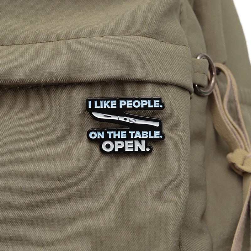 أنا أحب الناس على الطاولة المفتوحة المينا دبوس مضحك فارس دبابيس معدنية التلبيب على ظهره شارة مجوهرات هدايا لطبيب التخدير