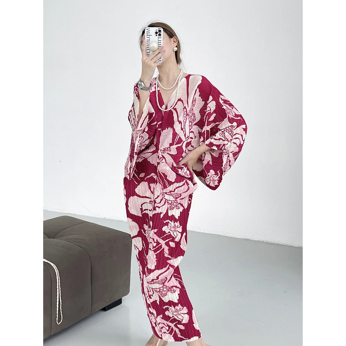 

Women's dress Miyake Pleated Fashion loose V-neck bat-sleeve printed dress