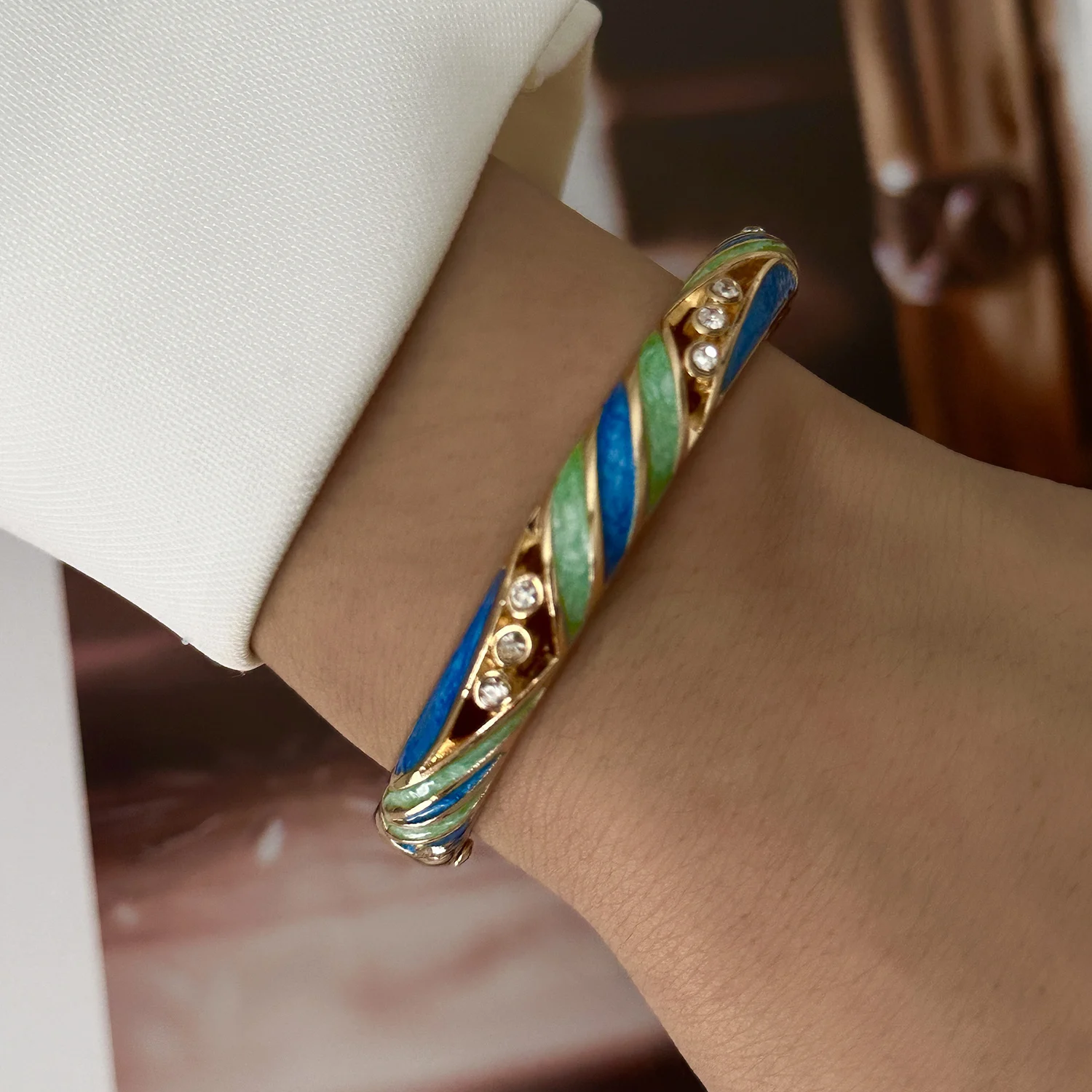 Klassische Blumen-Geometrie Emaille-Armreifen für Frauen, Ethno-Stil Cloisonné Stapelarmband, Trendiger Goldfarbener Metallschmuck – Detail 3
