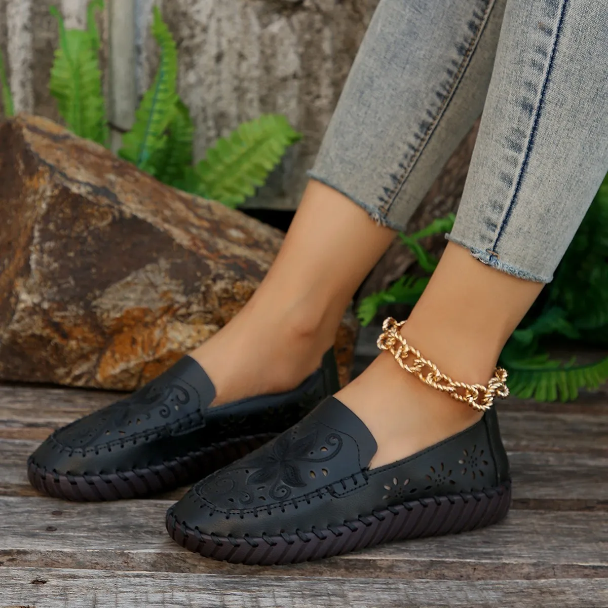 Women's PU Leather Flats Shoes Breathable Hollow Out Moccasins Loafers Women Casual Slip-on Ladies Sneakers Shoes Plus Size 43