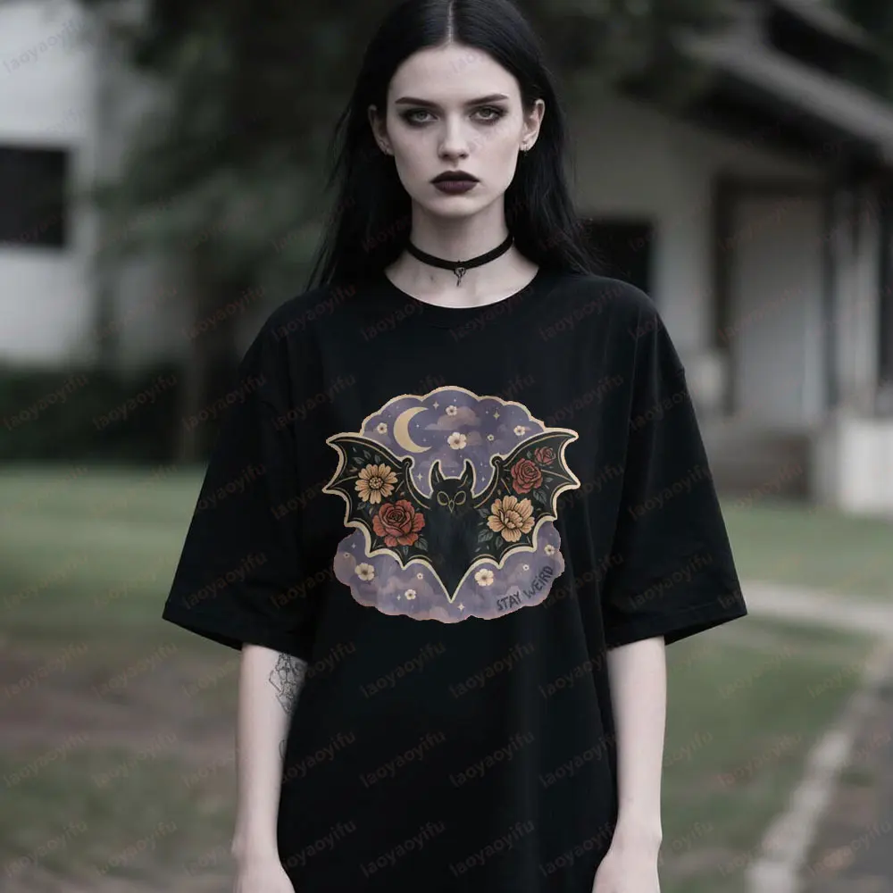 

Футболка с цветочным принтом «Летучая мышь» Stay Weird Shirt Dark Night Готическая футболка Подарок на Хэллоуин Жуткая футболка с цветочным принтом «Летучая мышь» Крутые женские летние топы