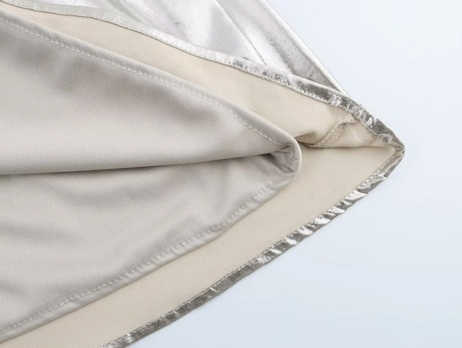 KONDALA Chic Metallo Pieghettato Argento Cami Dress Moda 2025 Primavera Donna Lungo Senza Maniche Guaina Vestito Sexy Night Party Y2K Vestido