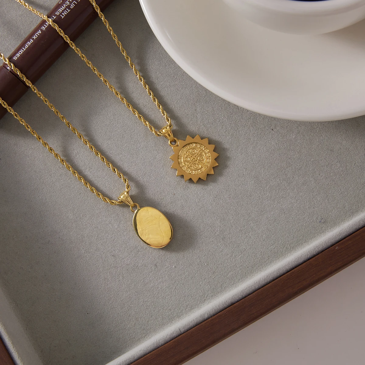 Yori New Stainless Steel Embossed Portrait Pendant Braided Chain Necklace Golden Collar Exquisite Jewelry Accessories Gift
