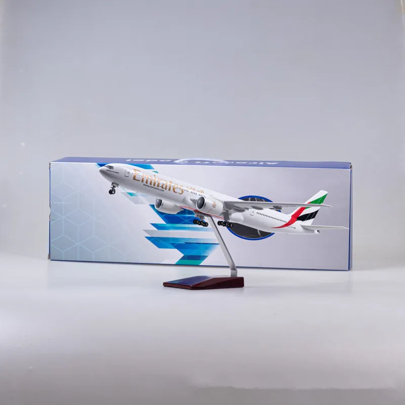 2025 New 1/160 Scale Diecast Model B777 Emirates Airways Boeing 777 Resin Airplane With Light Airline Collection Display Gifts