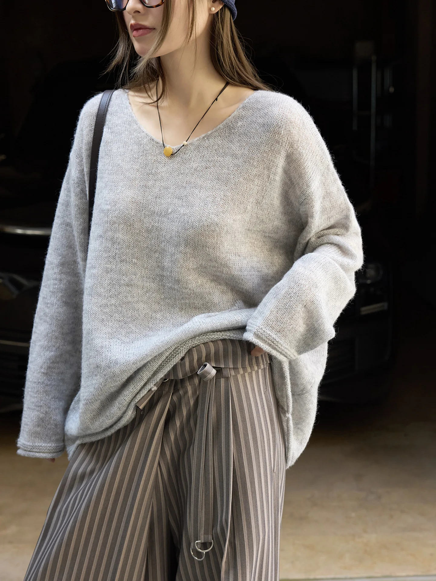 

Early Autumn New Korean Lazy Atmosphere Design Curled Edge V-neck Sweater Delicate Fluffy Top for Women
