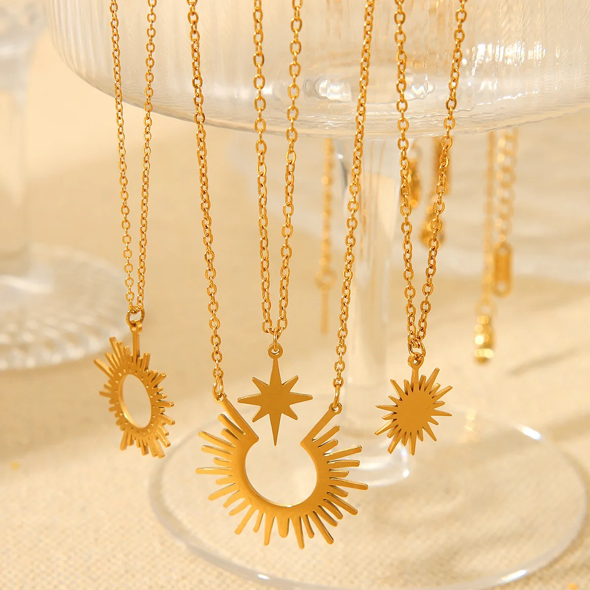 Sunflower Pendant Titanium Steel Necklace Non-fading 18K Gold Stainless Steel Eight-pointed Star Necklace Clavicle Chain