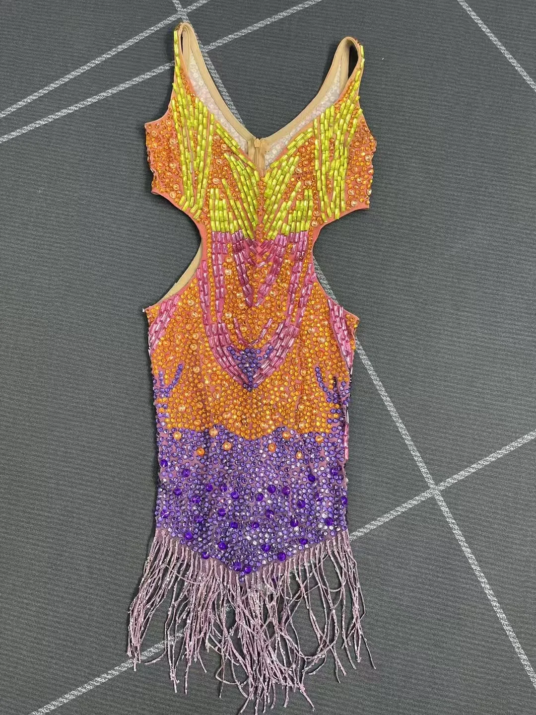 Traje de escenario brillante, Vestido corto con borlas recortadas y diamantes de imitación coloridos, traje de actuación de baile Sexy para mujer, vestido de cumpleaños para Club