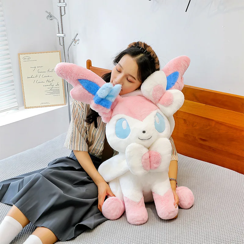 Sylveon Plüschtier in sitzender Pose, kuschelig weich, flauschig, Anime-Puppe im japanischen Stil, Dekokissen für Sofa, Bett, Heimdekoration, Geschenke – Detail 18