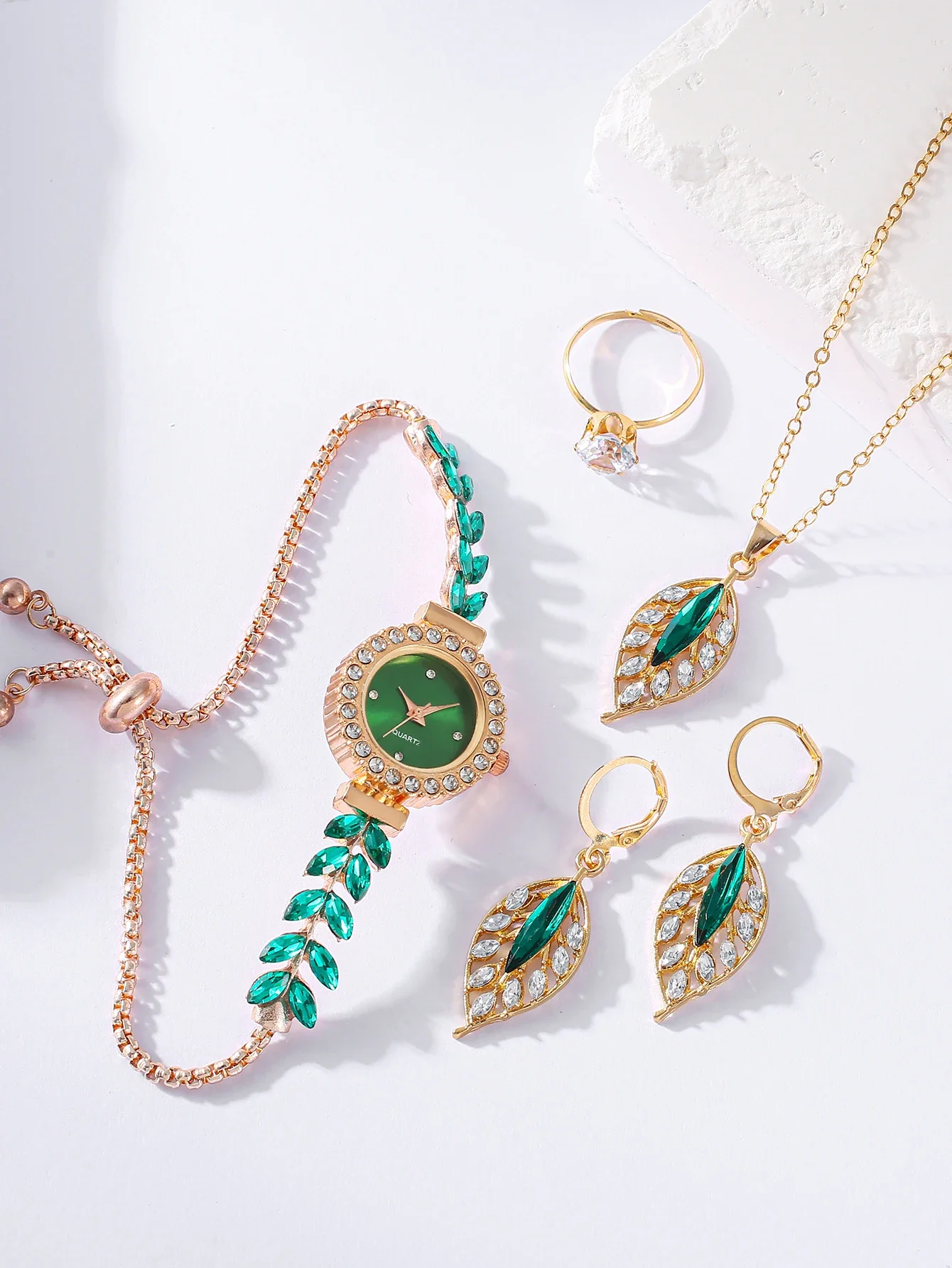 Light Luxury Small Green Watch Women's Quartz Watch Round Diamond Set Bracelet Watch Color Fashion Retro