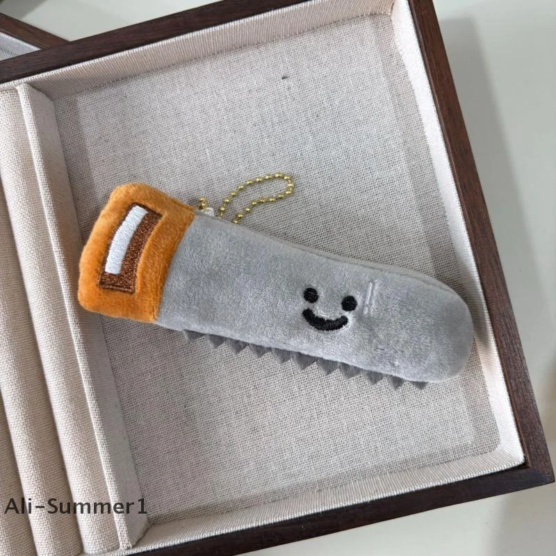 【E】Saw brinquedo de pelúcia chaveiro ferramenta dos desenhos animados macio pelúcia boneca pingente chaveiro do carro mochila saco decoração presente do miúdo