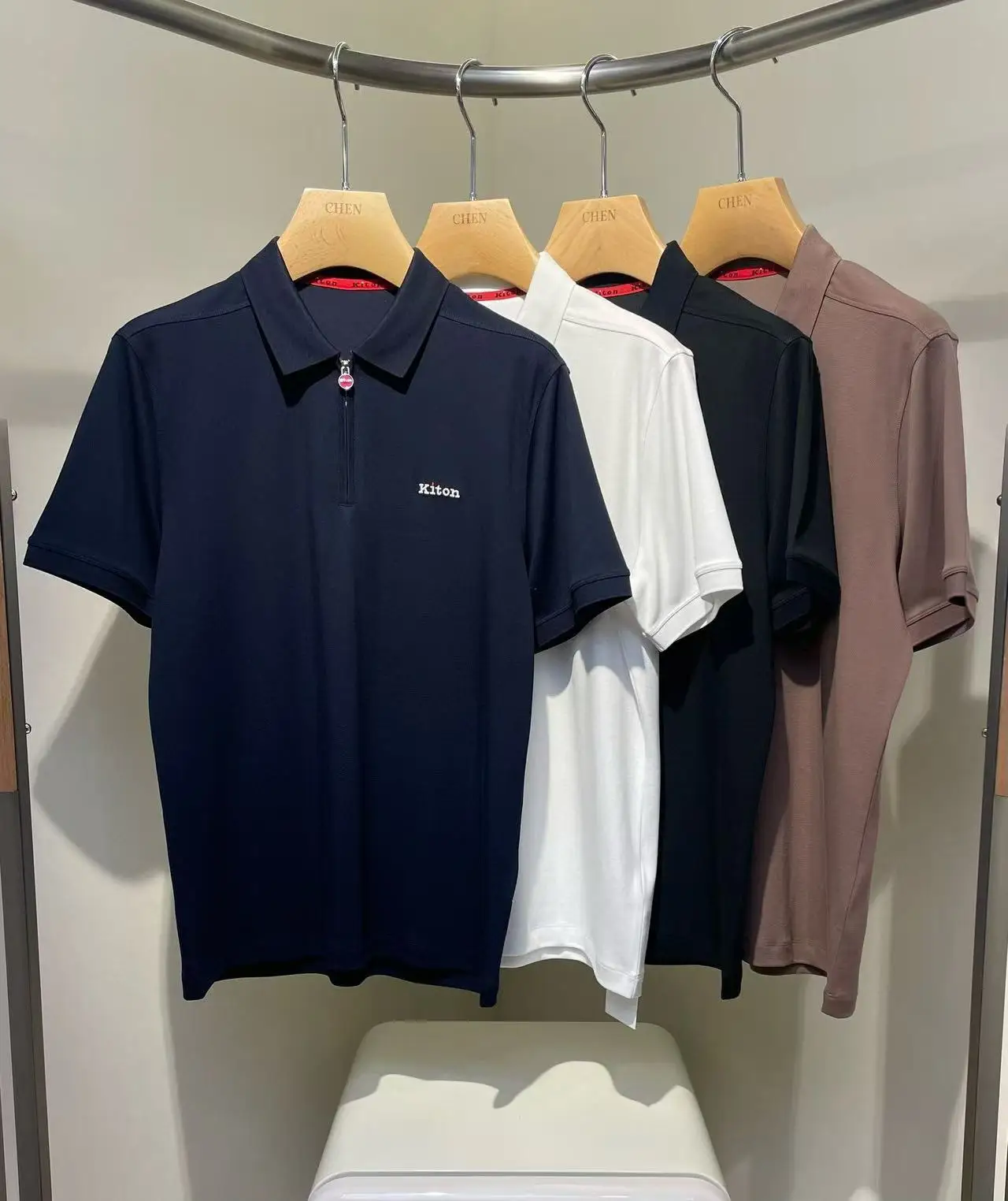 

Kiton весенне-летняя новая мужская рубашка-поло в стиле старых денег с вышивкой букв в деловом стиле с короткими рукавами и лацканами