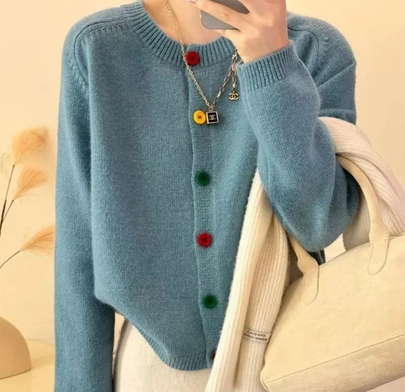 Dulce y fresco cuello redondo botón colorido abrigo de punto estilo académico occidental