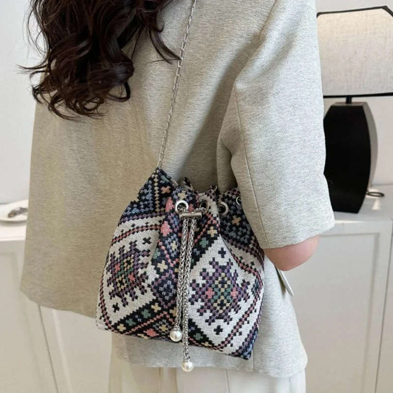 Fashion Bohemian Ethnic Style Women's Straw Woven Shoulder Messenger Bag Retro Casual Tassel Bucket Bag 2023