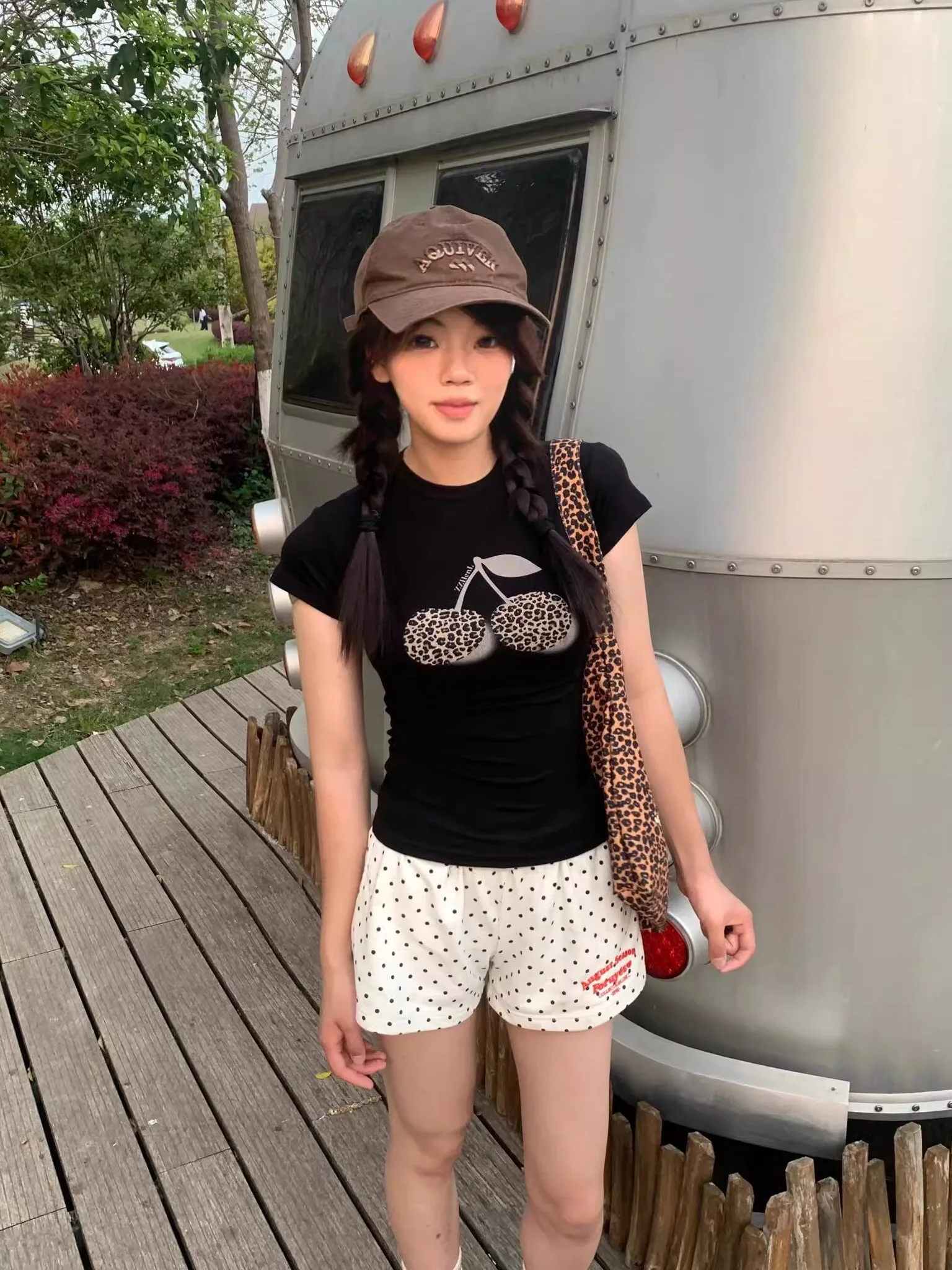 Camiseta Slim Fit com Estampa de Cereja Ins, 100% Algodão, Alta Elasticidade, Padrão de Leopardo, Casual, Top de Verão Feminino