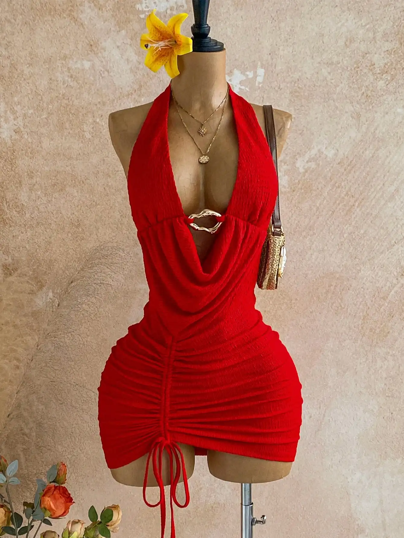 

Красное мини-платье с вырезом халтер, металлической пряжкой, драпировкой на талии и завязками сзади