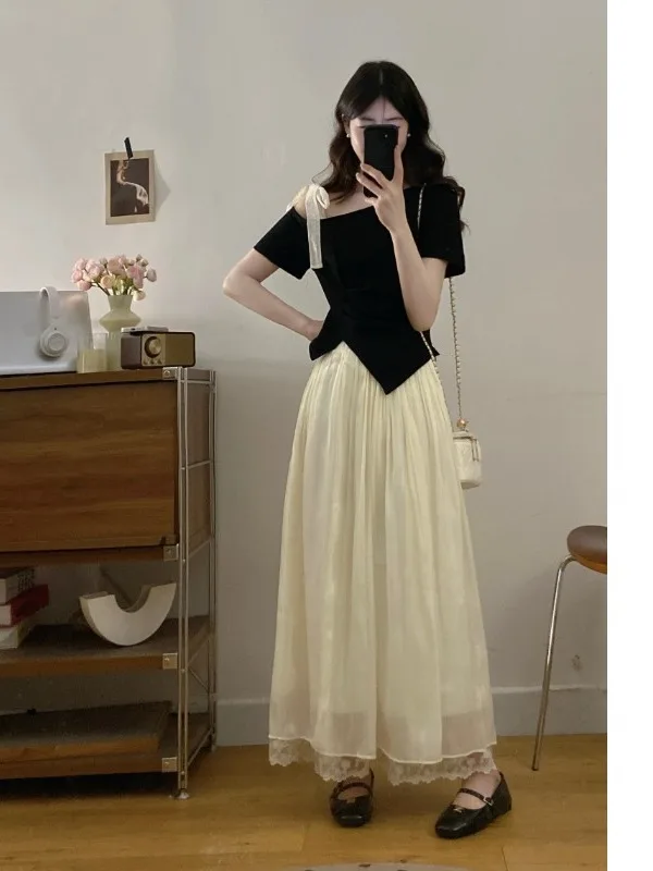 

Женский комплект больших размеров: топ с открытыми плечами в нежном стиле и юбка с кружевными вставками и высокой талией. Новая летняя модная тенденция.