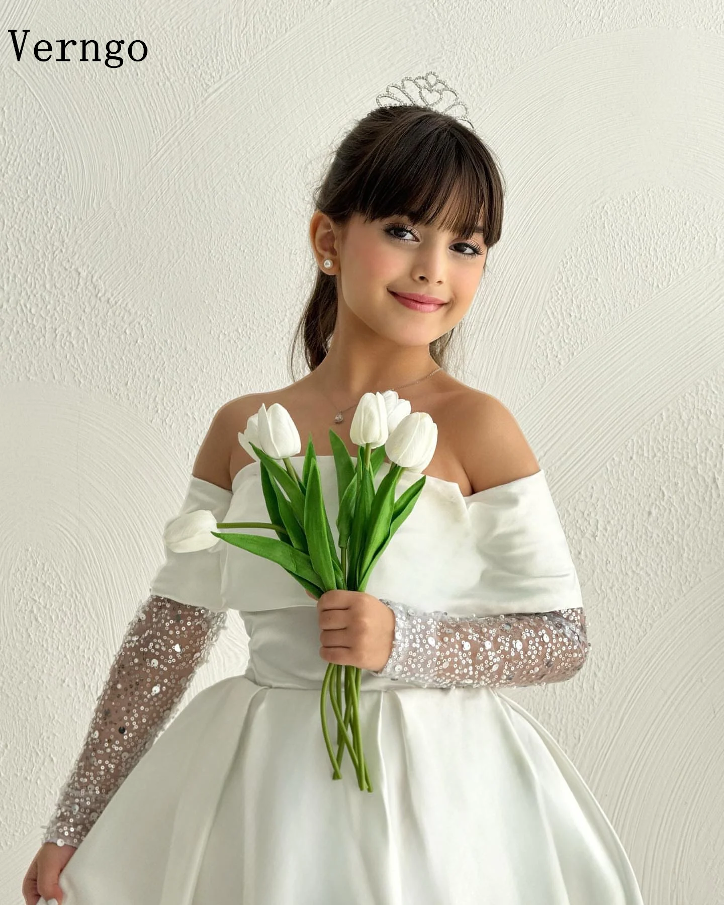 Verngo ivoire Satin fille fleurs robe hors de l'épaule manches longues une ligne robes de fête d'anniversaire enfant robes de bal personnalisé