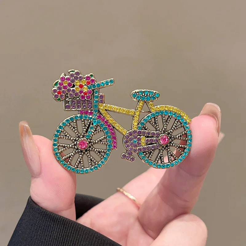 Full Rhinestone Inlaid Bicycle Brooch Pins Shining 2-Color Beautiful Taking Flowers Bike Brooches Lapel Pin Accessory Gift For F