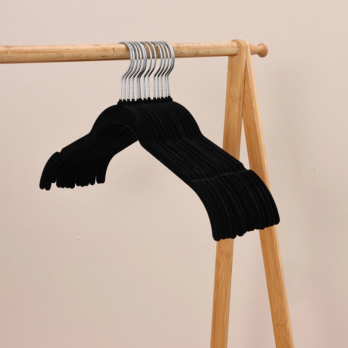 10/30/60Pcs 42cm Trendy Velvet Plastic Hangers for Women's Clothing, Flocked Hangers, Non-Slip and Won'T Fall Off, Protect Shoulders from Bulging, Won'T Damage Clothes, Very Attractive for Home and St image 3