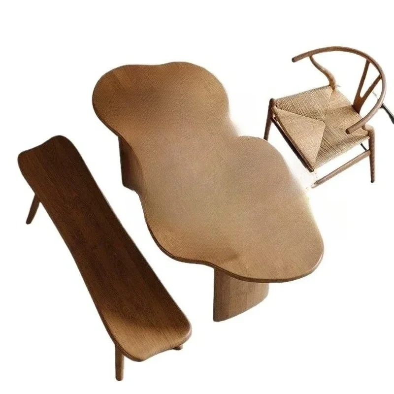 

Комбинация стола и стульев из массива дерева для балкона, нестандартной формы, простая, для небольшой квартиры.