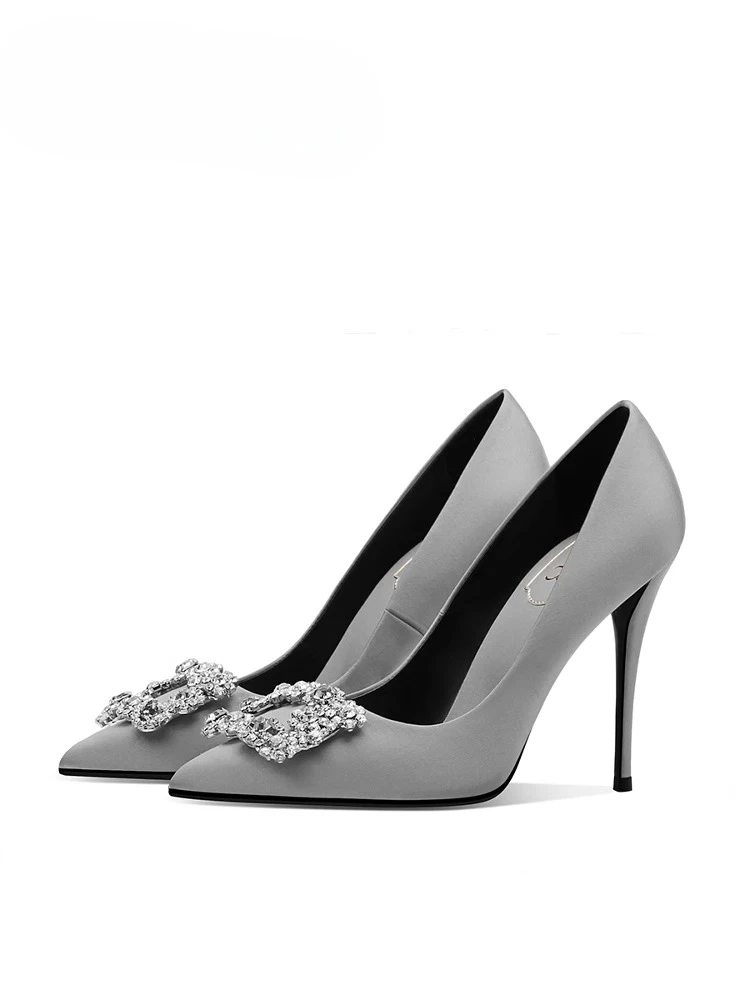 

Новое весеннее женское шелковое черное свадебное платье на тонком каблуке с острым носком и квадратной пряжкой на высоком каблуке