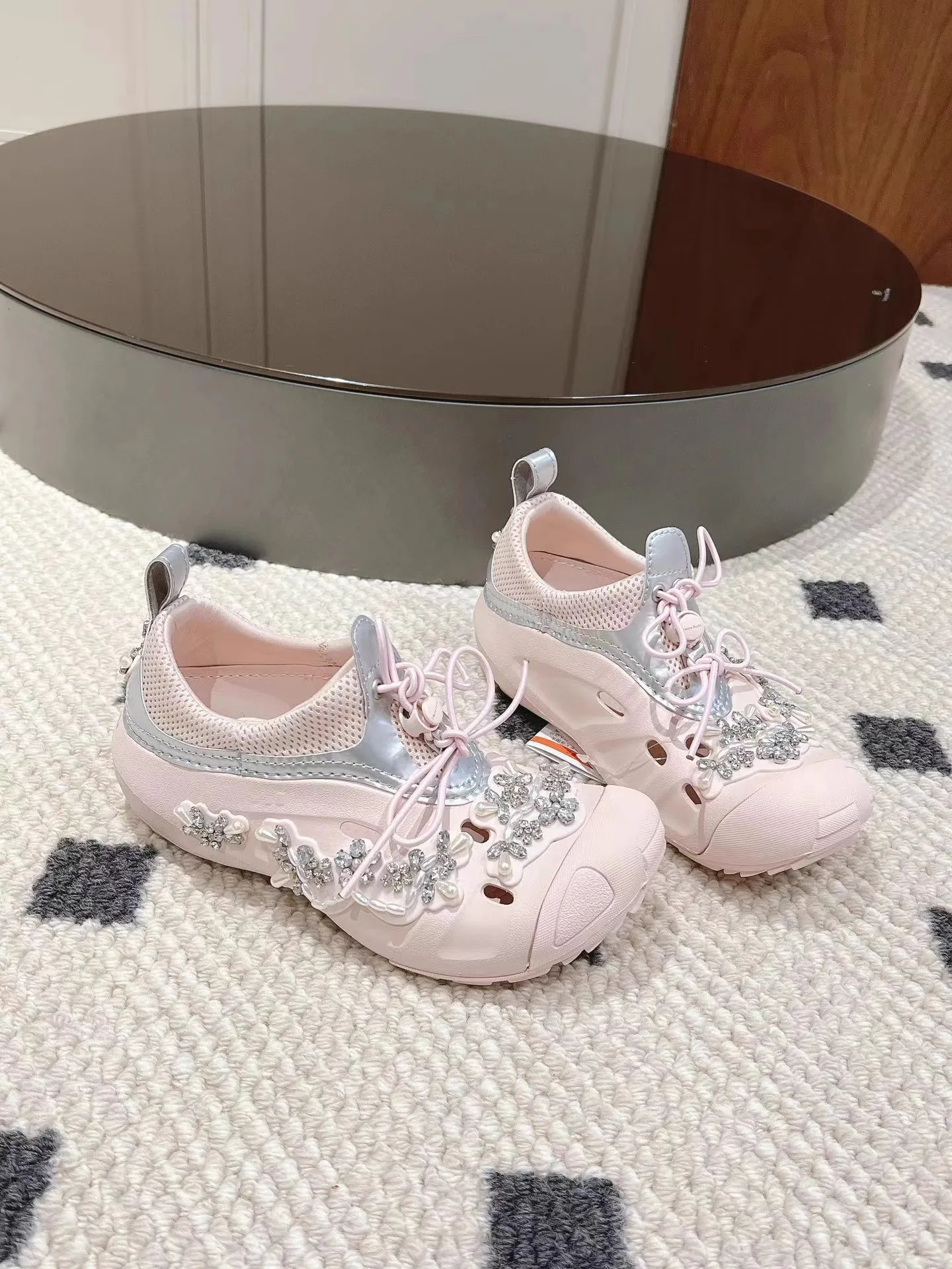 

2024 new high-end pink clogs ins European and American summer rhinestone casual women's shoes outer wear Baotou beach shoes slippers