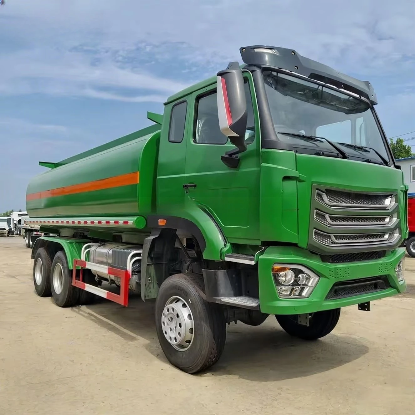 China Sinotruk Howo 6x4 Fuel Tanker Trailers 2000L 25000 Litres 371HP New Fuel Tanker Truck for Sale