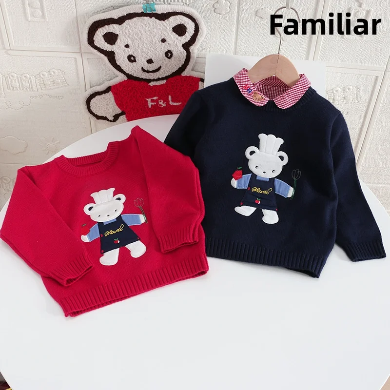 お子様向け、秋冬用、かわいいデザインの、クマのキャラクターが刺繍された、丸襟の長袖パーカー。