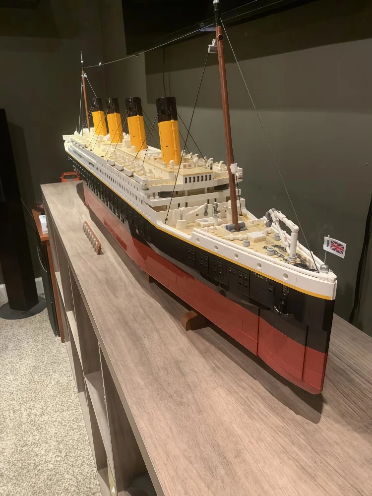 A Moc 2026 en Stock 9090 pièces décorations pour la maison Titanic, bateau de croisière ornement de bureau cadeaux de Festival pour enfants MOC