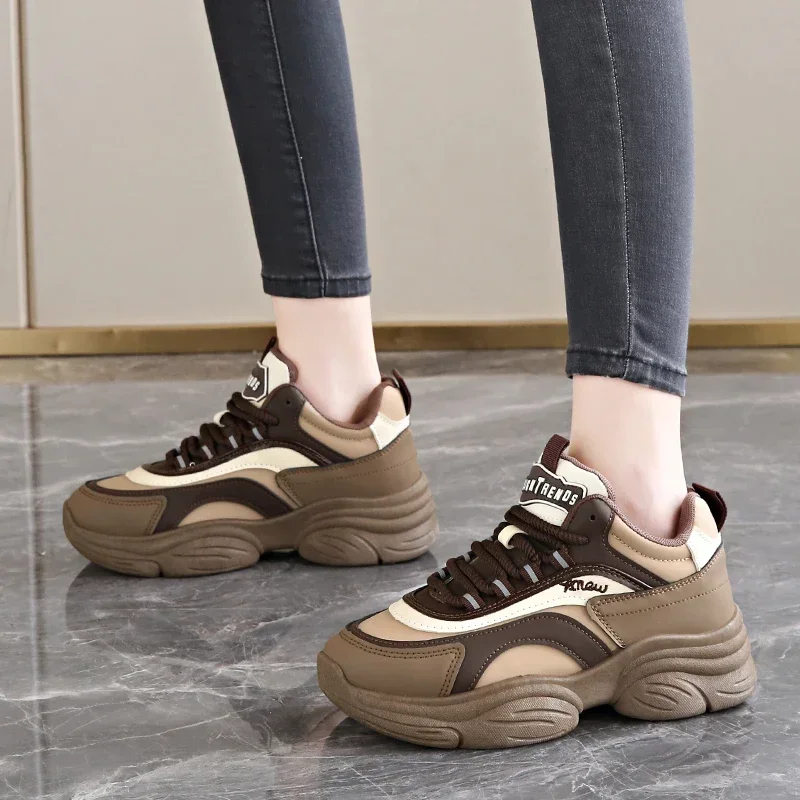 Zapatillas gruesas de media altura para mujer, zapatos informales con plataforma de cuero y cordones para caminar, tenis deportivos a la moda, invierno 2024