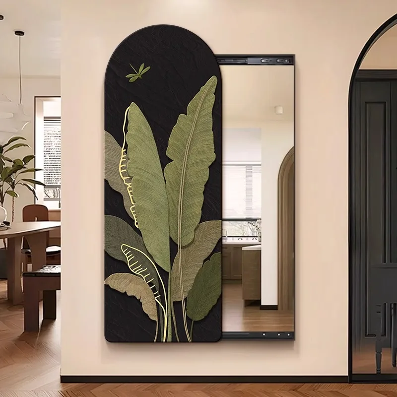 Dekorative Malerei im Wohnzimmer im mittelalterlichen Stil, unsichtbarer Ganzkörperspiegel, versteckter Ganzkörperspiegel